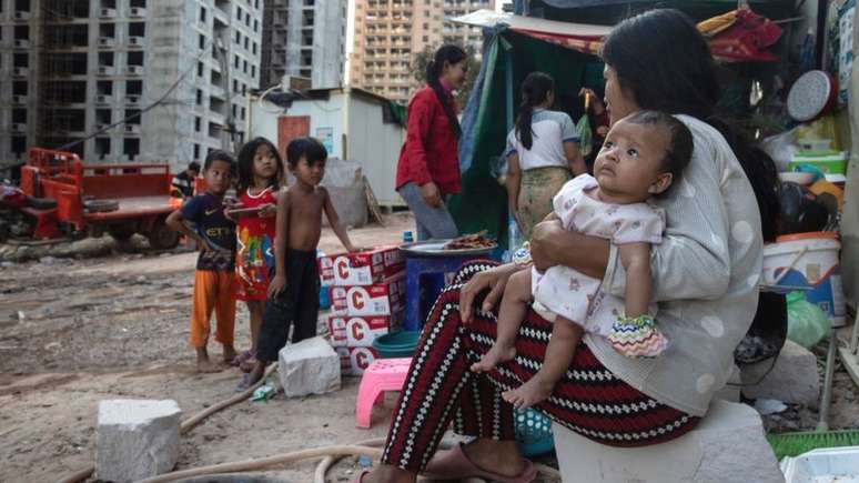 Piora no indicador pode elevar o percentual da população global nessas condições a 9,4%; acima, pessoas vivendo na pobreza no Camboja