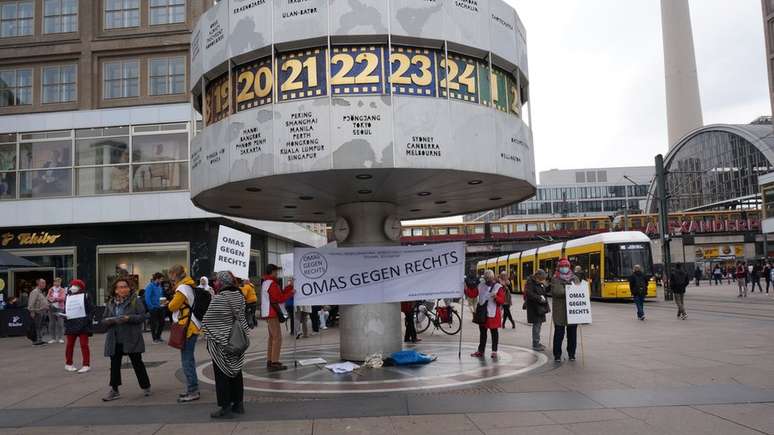 Uma vez por m&ecirc;s ativistas fazem ato na Alexanderplatz para chamar aten&ccedil;&atilde;o para a iniciativa