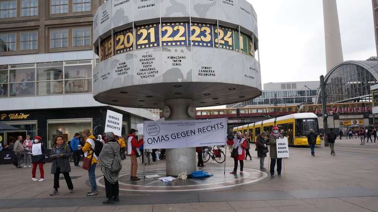 Uma vez por mês ativistas fazem ato na Alexanderplatz para chamar atenção para a iniciativa