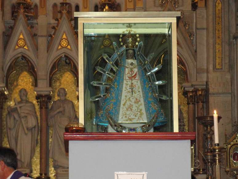 Não existe consenso sobre 'irmandade' entre imagens da santa argentina (foto) e da brasileira