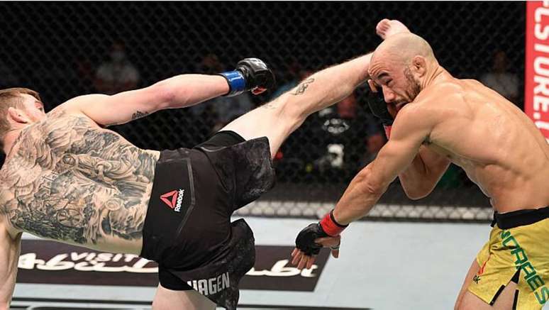 Marlon Moraes é nocauteado por Sandhagen com chute na cabeça no UFC em Abu Dabi.