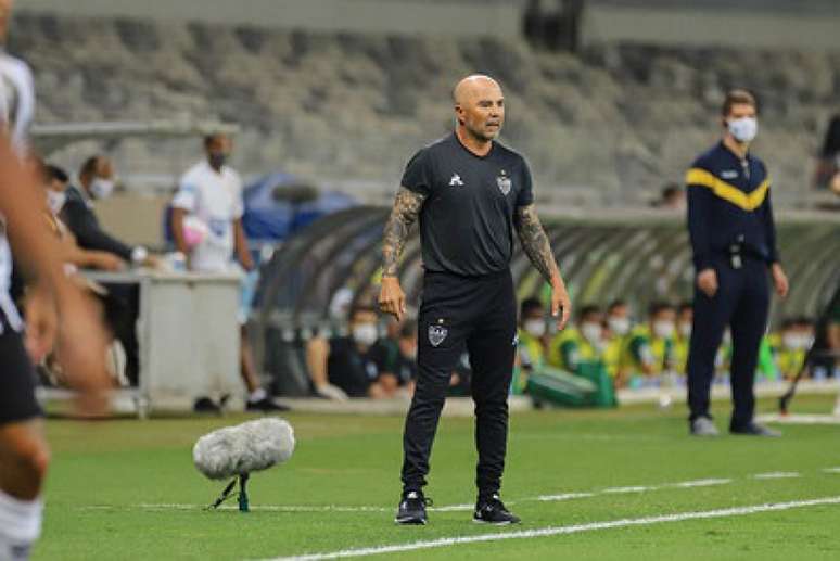 Sampaoli saiu de campo feliz com sua equipe, que é líder isolada do Brasileiro-(Bruno Cantini/Agência Galo)