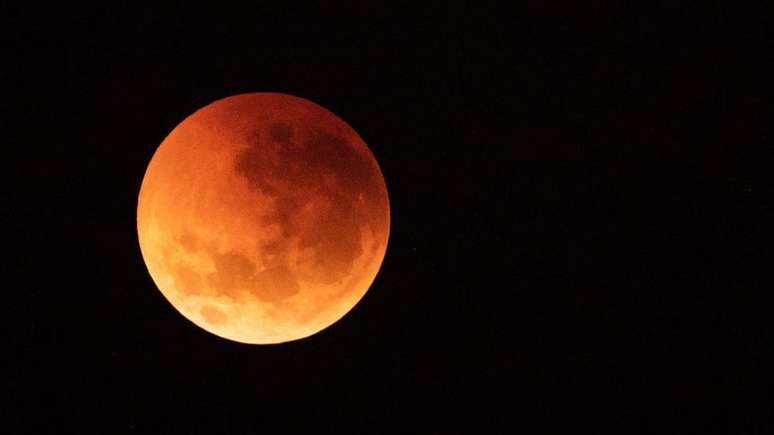 O eclipse lunar geralmente torna o satélite natural da Terra vermelho por alguns minutos