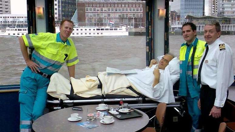 Com a ajuda das autoridades portuárias, Veldboer conseguiu levar este paciente em um rebocador