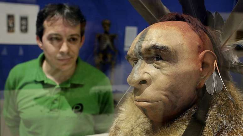O cruzamento entre sapiens e neandertais pode ter ocorrido várias dezenas de milhares de anos atrás.
