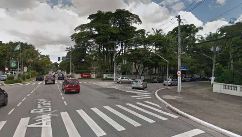 A equipe tentou interceptar o carro na Avenida Brasil quando iniciou a troca de tiros