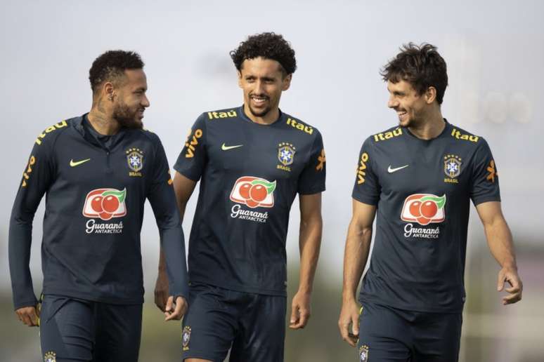 Neymar, que sentiu dores nas costas na última semana, participou do treino e não preocupa(Foto: Lucas Figueiredo/CBF)