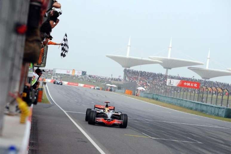 Lewis Hamilton celebra vit&oacute;ria que o deixou mais perto do t&iacute;tulo de 2008 