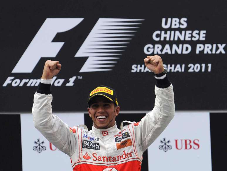 15 – Lewis Hamilton usou o Kers para ultrapassar Sebastian Vettel e conquistou o GP da China de 2011 