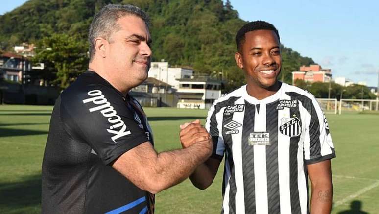 Presidente do Santos, Orlando Rollo, posa ao lado de Robinho