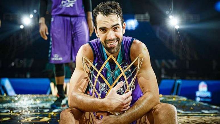 Vitor Benite com o troféu de campeão da Basketball Champions League