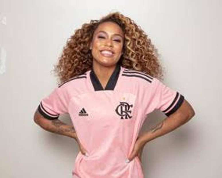 MC Rebecca com a camisa do Flamengo em campanha de prevenção e combate ao câncer de mama. 