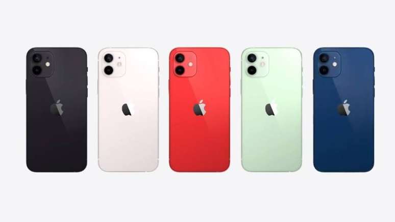 Em cinco cores, o iPhone 12 pode ser encontrado em preto, branco, vermelho, verde e azul 