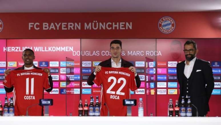 Douglas Costa foi apresentado para segunda passagem no Bayern de Munique ao lado do meia espanhol Marc Roca