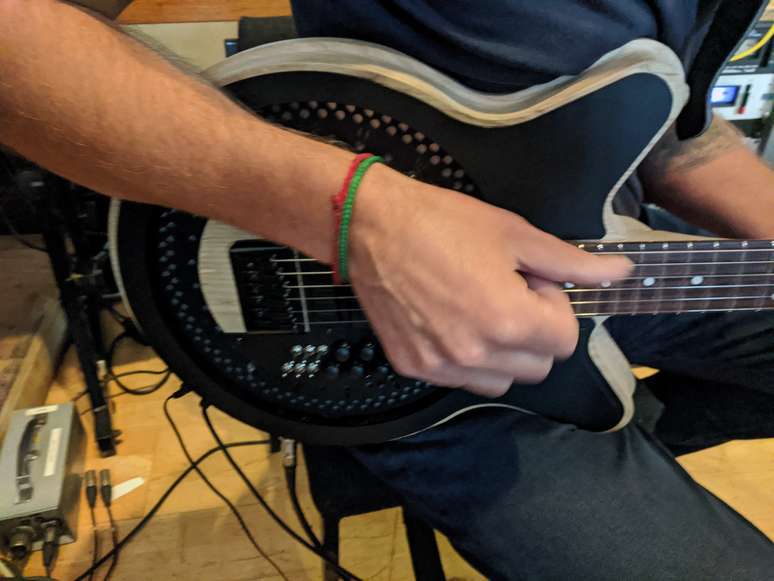 Guitarrista do Radiohead Ed O'Brien toca Circle Guitar em est&uacute;dio em Londres
01/10/2020 REUTERS/Stuart McDill