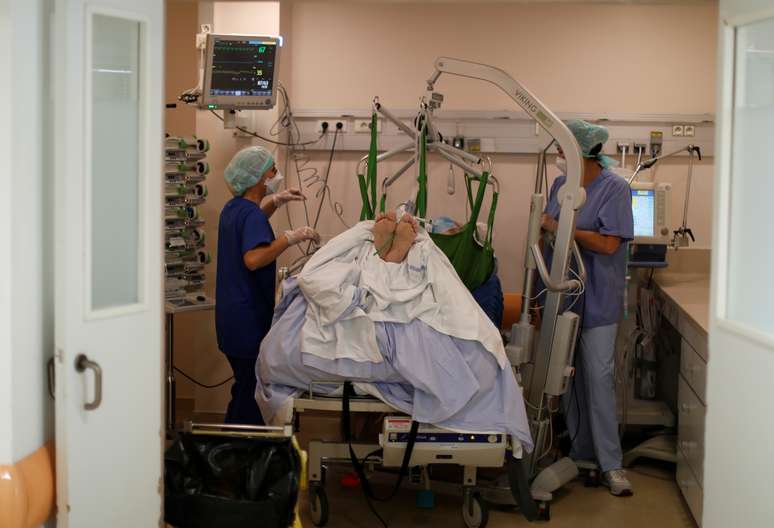 Profissionais de saúde tratam paciente em leito de UTI de hospital de Marselha
21/09/2020 REUTERS/Eric Gaillard
