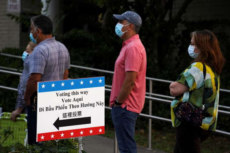 Pessoas fazem fila para votação antecipada em Houston, Texas, U.S
13/12/2020
REUTERS/Go Nakamura