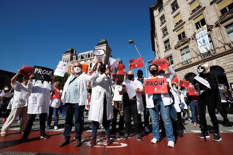 Médicos espanhóis participam de ato durante greve em Barcelona
13/10/2020
REUTERS/Albert Gea