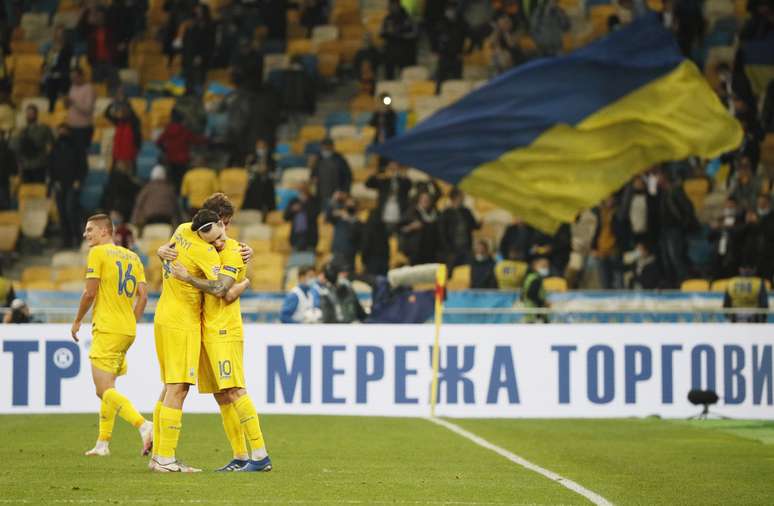 Jogadores da Ucrânia comemoram vitória contra a Espanha no Estádio Olímpico de Kiev
13/10/2020
REUTERS/Gleb Garanich