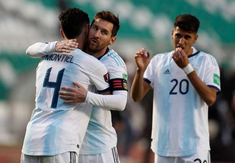 Messi comemora com companheiros vitória da Argentina sobre a Bolívia
13/10/2020
Juan Karita/Pool via Reuters