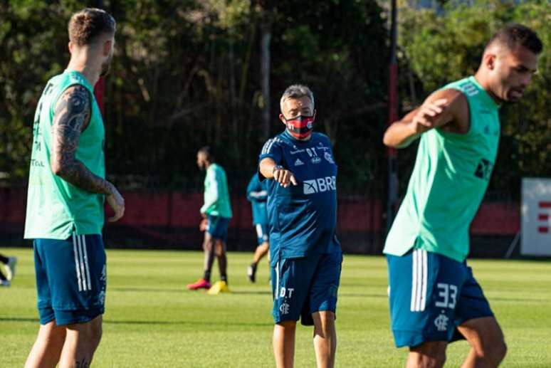 Dome passa instruções no treino: Flamengo está com 27 pontos, em 3º, atualmente (Foto: Alexandre Vidal / CRF)