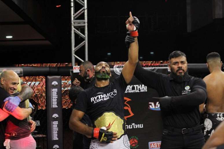 Claudio Ribeiro conquistou o cinturão peso-médio do Thunder Fight (Foto: Divulgação/Thunder Fight)
