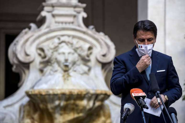 Primeiro-ministro Giuseppe Conte anunciou novas medidas restritivas para combater pandemia