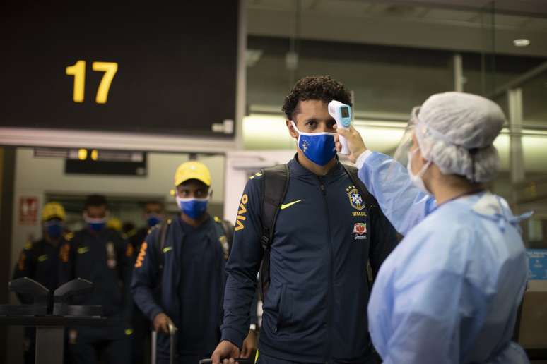 A Seleção Brasileira desembarcou em Lima ontem à noite para enfrentar o Peru