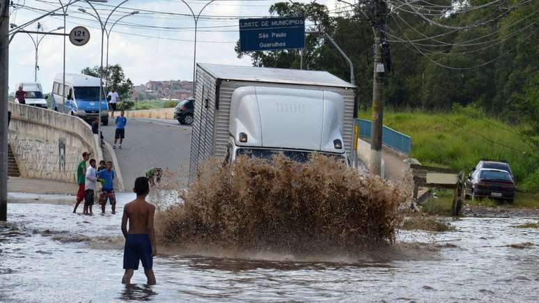 No Itaim, enchentes que duram vários dias são frequentes durante o verão