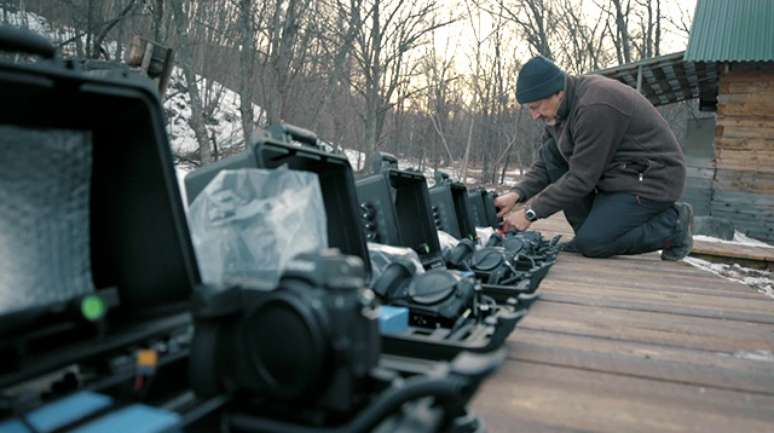 Sergey Gorshkov preparando suas armadilhas fotogr&aacute;ficas