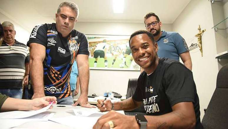 Robinho assinou contrato com o Santos até o final do Brasileirão.