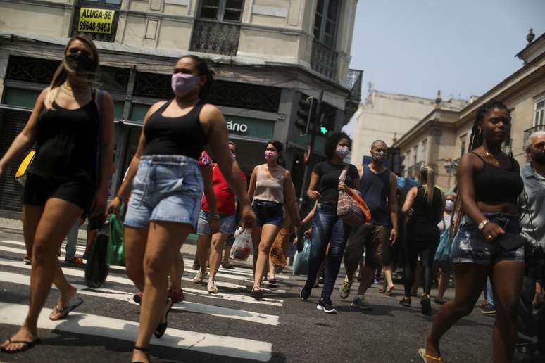 Pessoas caminham por rua de comércio popular no centro do Rio de Janeiro
07/10/2020
REUTERS/Pilar Olivares