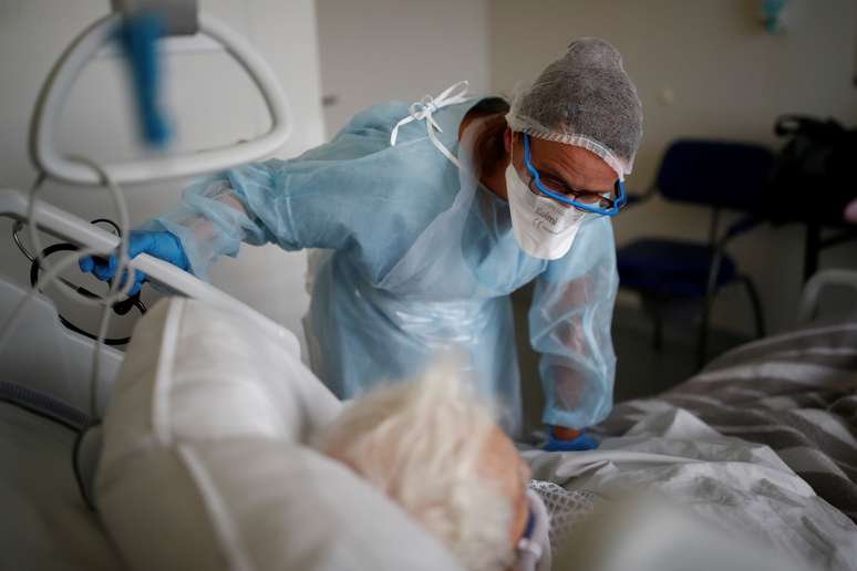 Profissional de sa&uacute;de trata paciente com Covid-19 em hospital em Vannes, na Fran&ccedil;a
12/10/2020 REUTERS/Stephane Mahe
