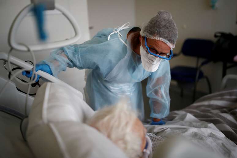 Profissional de saúde trata paciente com Covid-19 em hospital em Vannes, na França
12/10/2020 REUTERS/Stephane Mahe