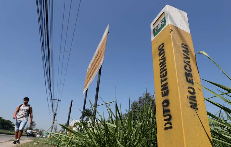 Dutos de combustíveis da Petrobras na região de Duque de Caxias (RJ). "Duto enterrado, não escavar", avisa a placa. 17 de setembro de 2019. . REUTERS/Sergio Moraes