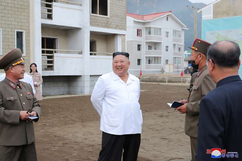 L&iacute;der da Coreia do Norte, Kim Jong Un, duerante inspe&ccedil;&atilde;o a local reconstru&ccedil;&atilde;o em Kimhwa
01/10/2020 KCNA/via REUTERS
