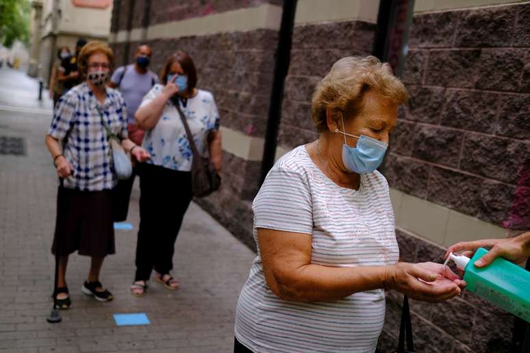 Voluntário aplica álcool em gel em idosa antes de ela se submeter a teste de detecção de Covid-19 em Barcelona
17/09/2020 REUTERS/Nacho Doce