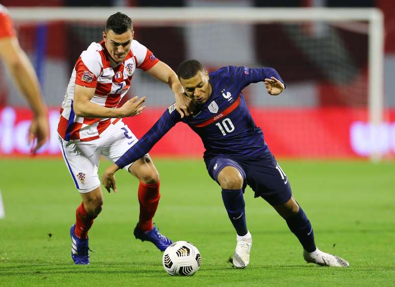Kylian Mbapp&eacute;, da Fran&ccedil;a, disputa jogada com croata Filip Uremovic
14/10/2020
REUTERS/Antonio Bronic
