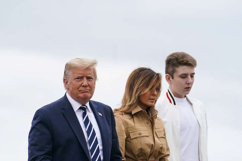 Presidente dos EUA, Donald Trump, ao lado da esposa, Melania, e do filho Barron
REUTERS/Sarah Silbiger