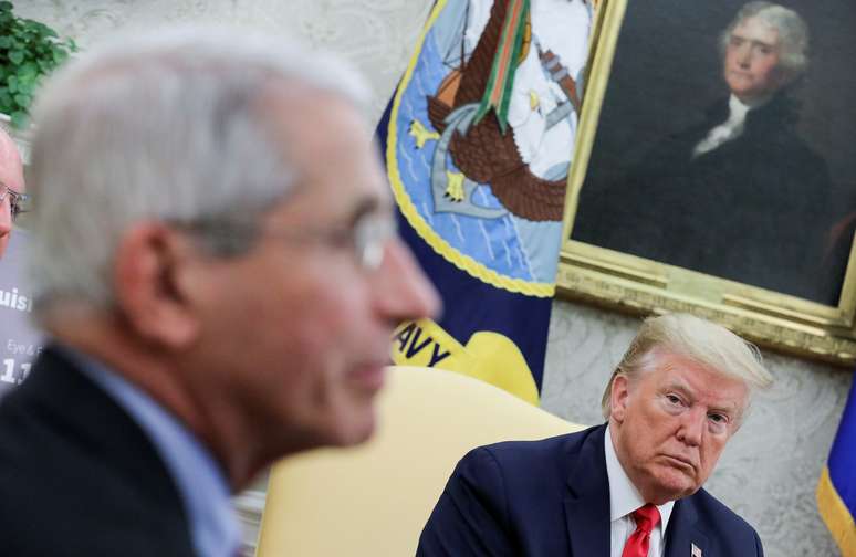 Presidente dos EUA, Donald Trump, observa o especialista em sa&uacute;de p&uacute;blica Anthony Fauci durante reuni&atilde;o na Casa Branca 
29/04/2020
REUTERS/Carlos Barria
