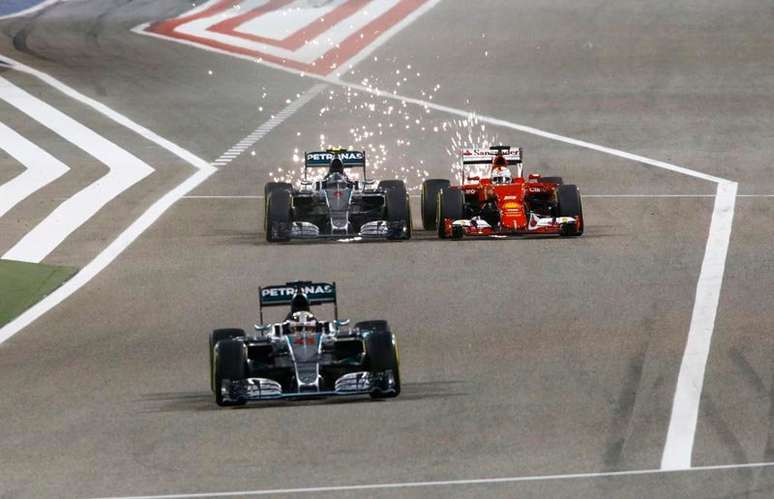 A Ferrari engrossou o caldo para cima da Mercedes, mas Lewis Hamilton soube se defender 