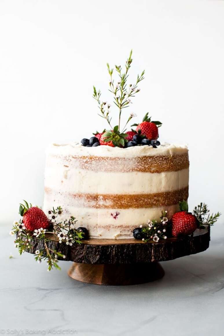 61. As frutas vermelhas fazem toda a diferença no bolo de natal. Fonte: Pinterest