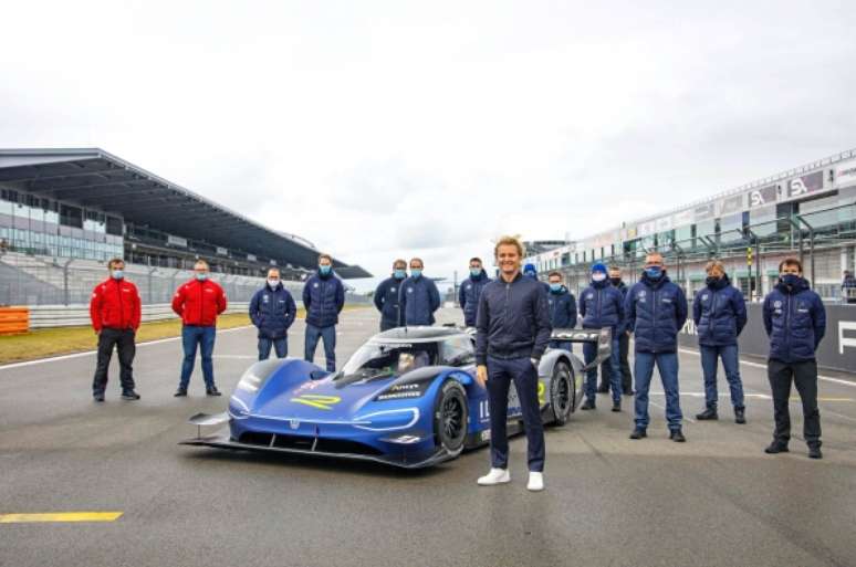 Nico Rosberg com o ID.R e os técnicos da Volkswagen em Nurburgring.