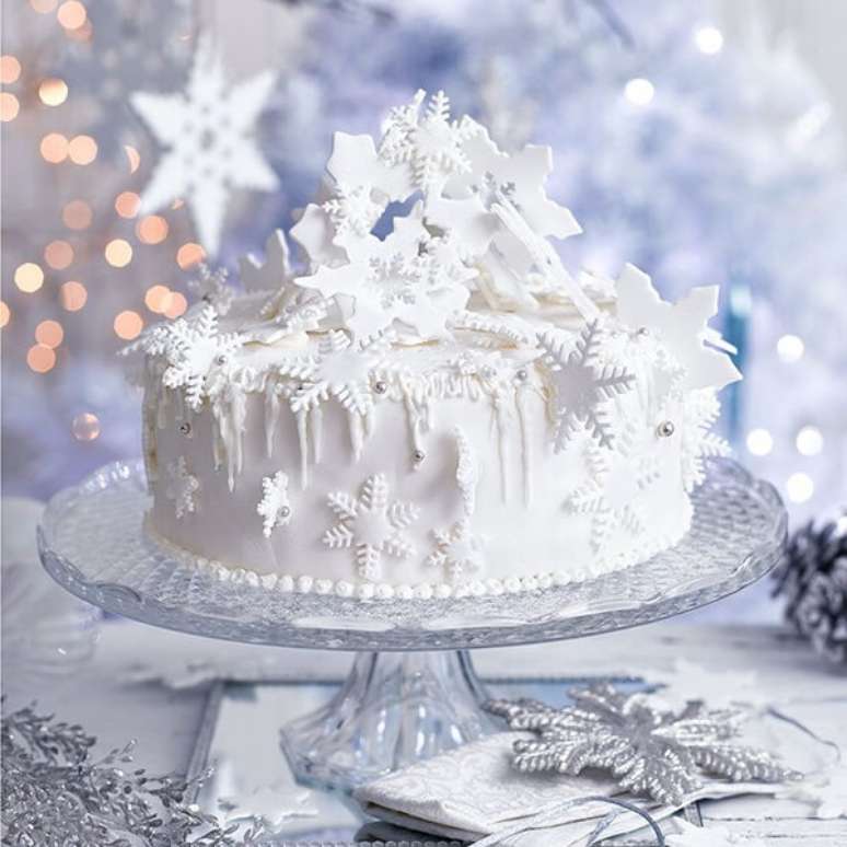 59. O bolo de natal branco nos remete a neve. Fonte: Pinterest