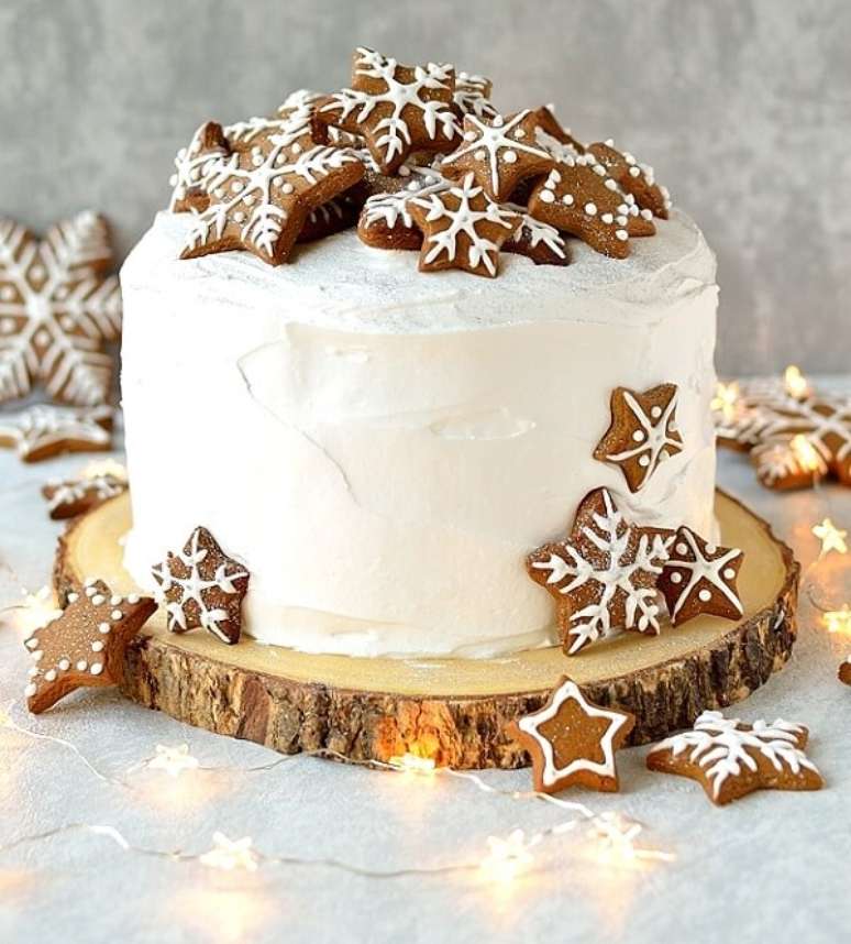 64. O bolo de natal branco realça a presença dos biscoitos em formato de estrela. Fonte: Pinterest