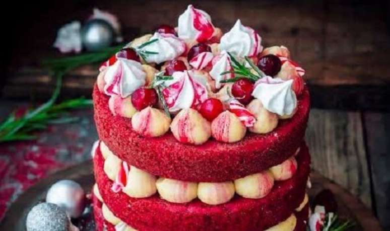 60. O bolo de natal com massa red velvet é perfeito para a celebração. Fonte: Pinterest