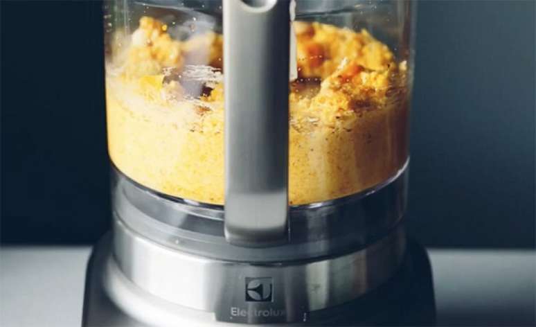 1. O multiprocessador com batedeira auxilia no preparo de massas, cremes, molhos e demais receitas. Fonte: Homepedia