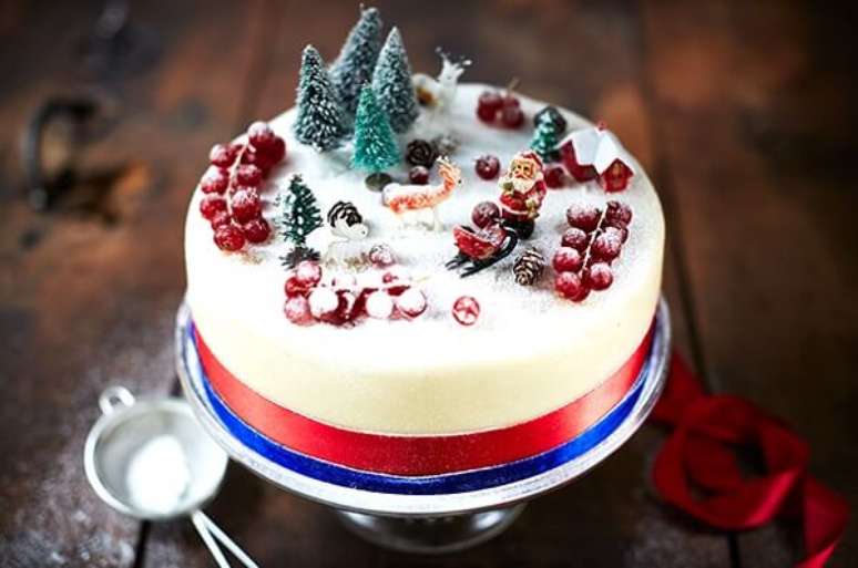 66. O topo do bolo de natal recebe enfeites delicados. Fonte: Pinterest