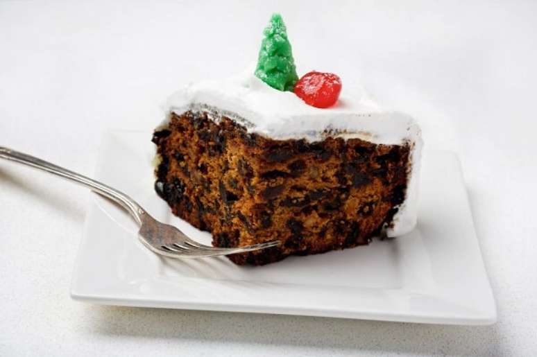 67. Pedaço de bolo de natal com recheio de chocolate. Fonte: Pinterest