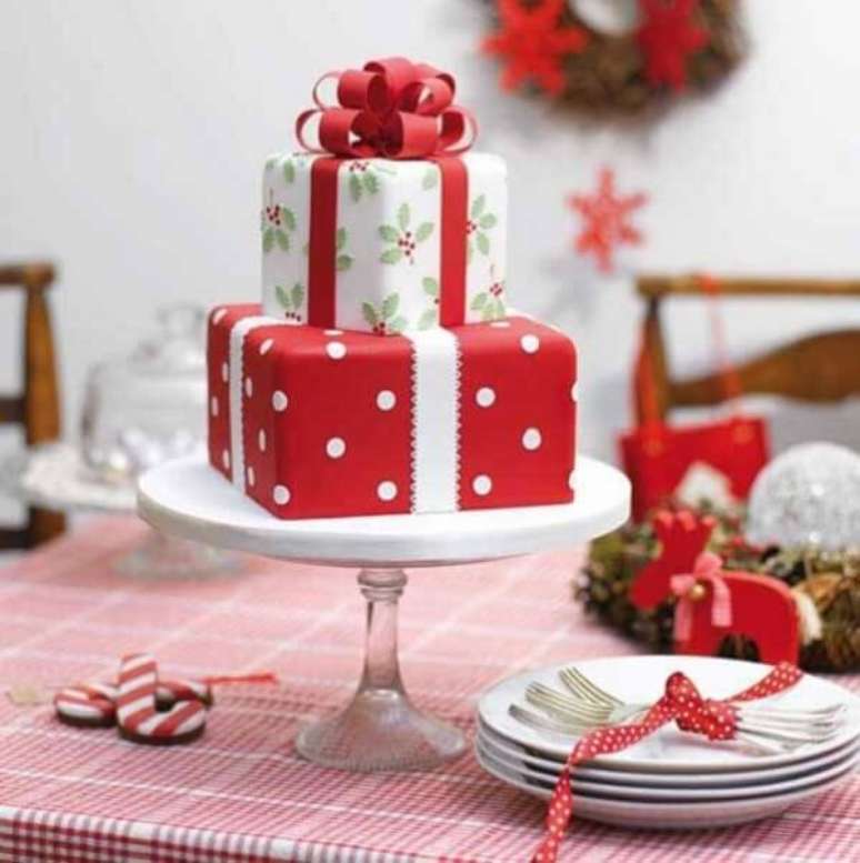 72. Que tal um bolo de natal em formato de presente? Fonte: Pinterest